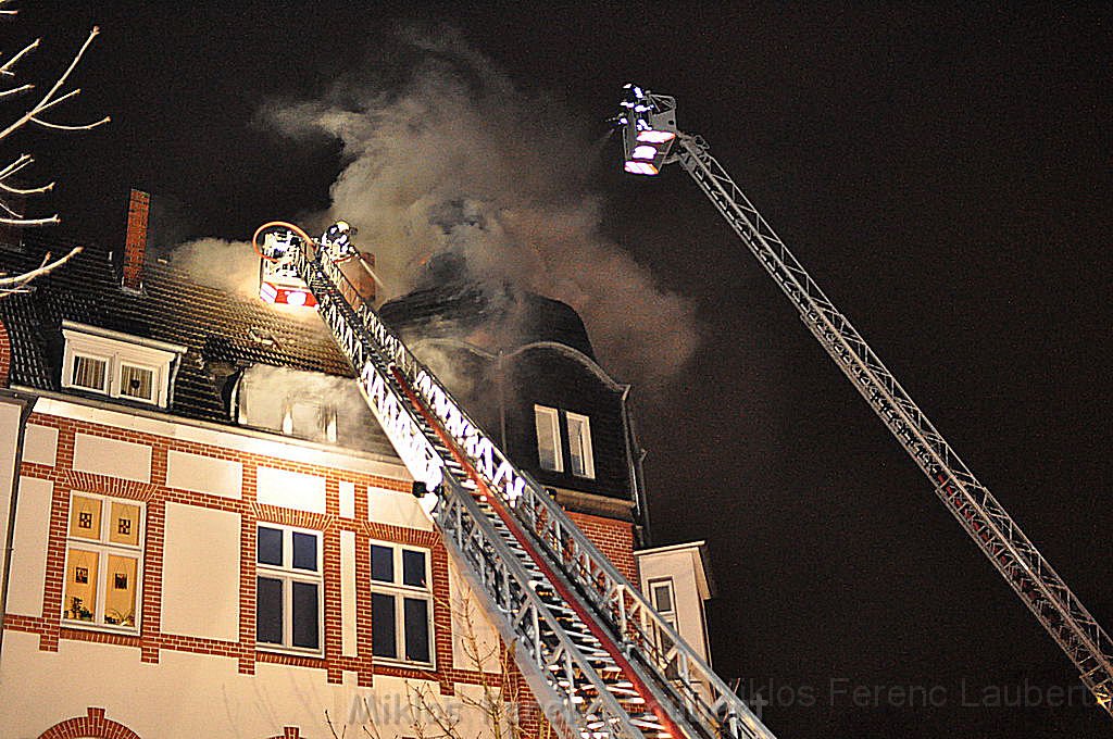 Feuer 3 Dachstuhlbrand Koeln Muelheim Gluecksburgstr P091.JPG